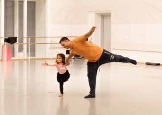 Φωτογραφία από το Εργαστήριο της Εθνικής Λυρικής Σκηνής με τίτλο "Μπαμπά, χορεύουμε;"