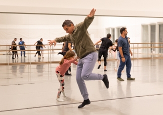 Φωτογραφία από το Εργαστήριο της Εθνικής Λυρικής Σκηνής με τίτλο "Μπαμπά, χορεύουμε;"
