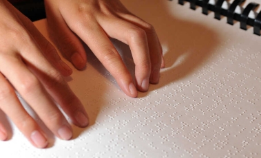 Εικόνα για την εκμάθηση του συστήματος γραφής τυφλών Braille.