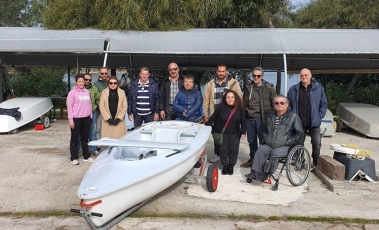 Εικόνα των μελών του Συλλόγου ΑμεΑ Κέρκυρας "Μέλισσα" και μελών του Ιστιοπλοϊκού Ομίλου με ένα σκάφος.