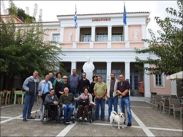 Εικόνα με τα μέλη του Πανσαμιακού Σωματείου ΑμεΑ και Φίλων με διακριτικό τίτλο "Μενέγας Νίκος ο Ίκαρος".